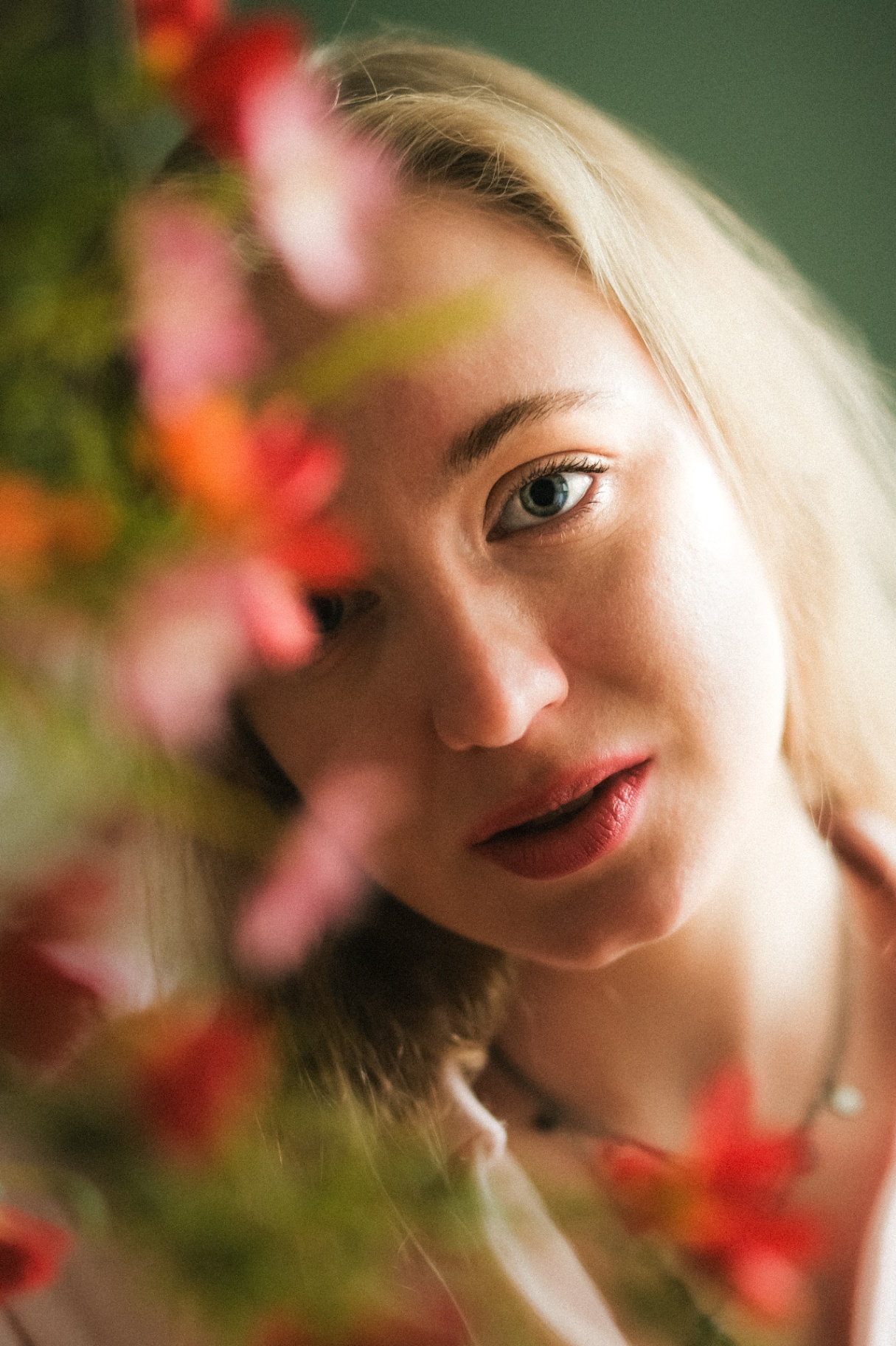 Portrait durch Blüten