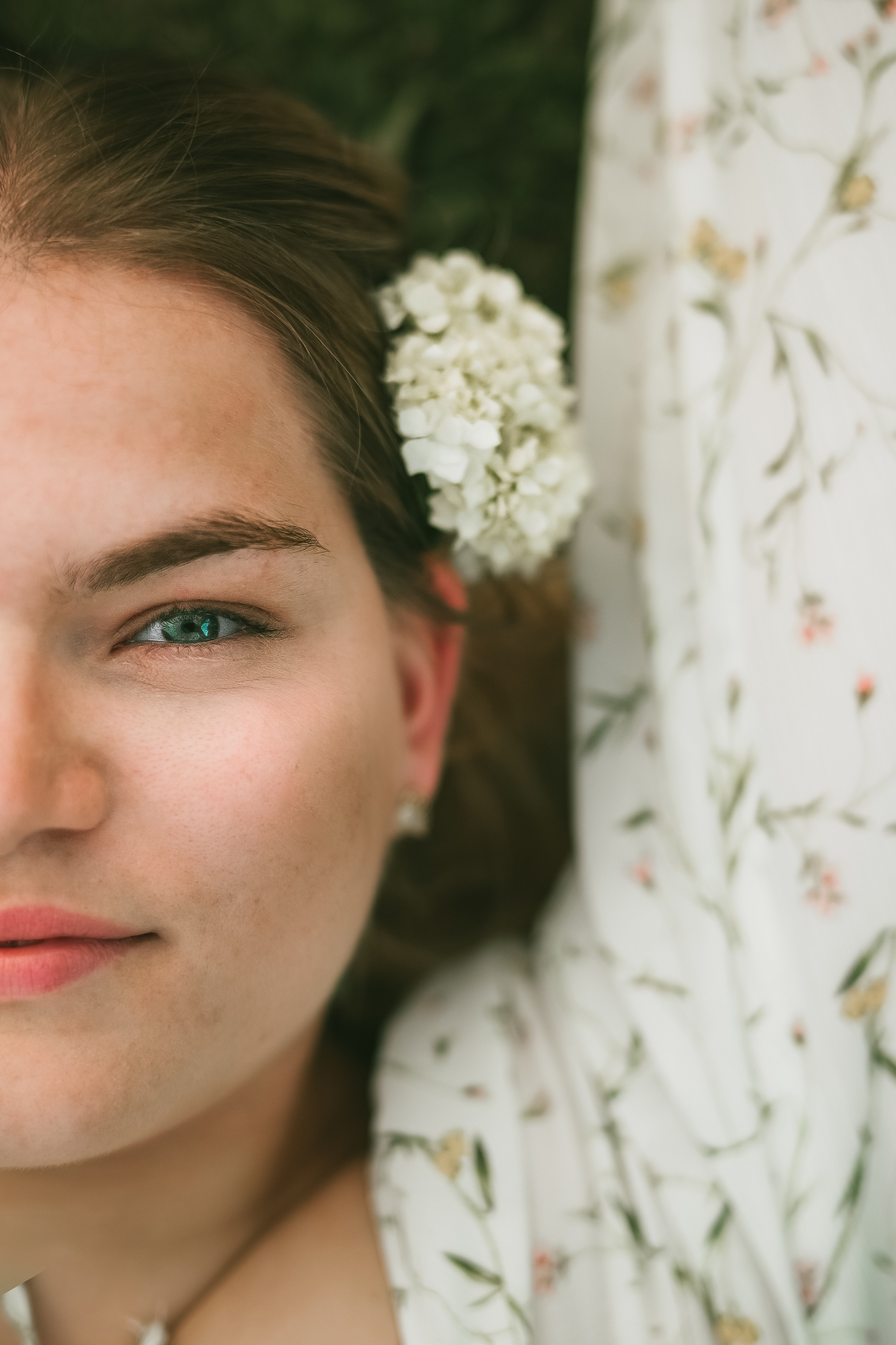 Nahes Portrait mit Hortensie im Haar