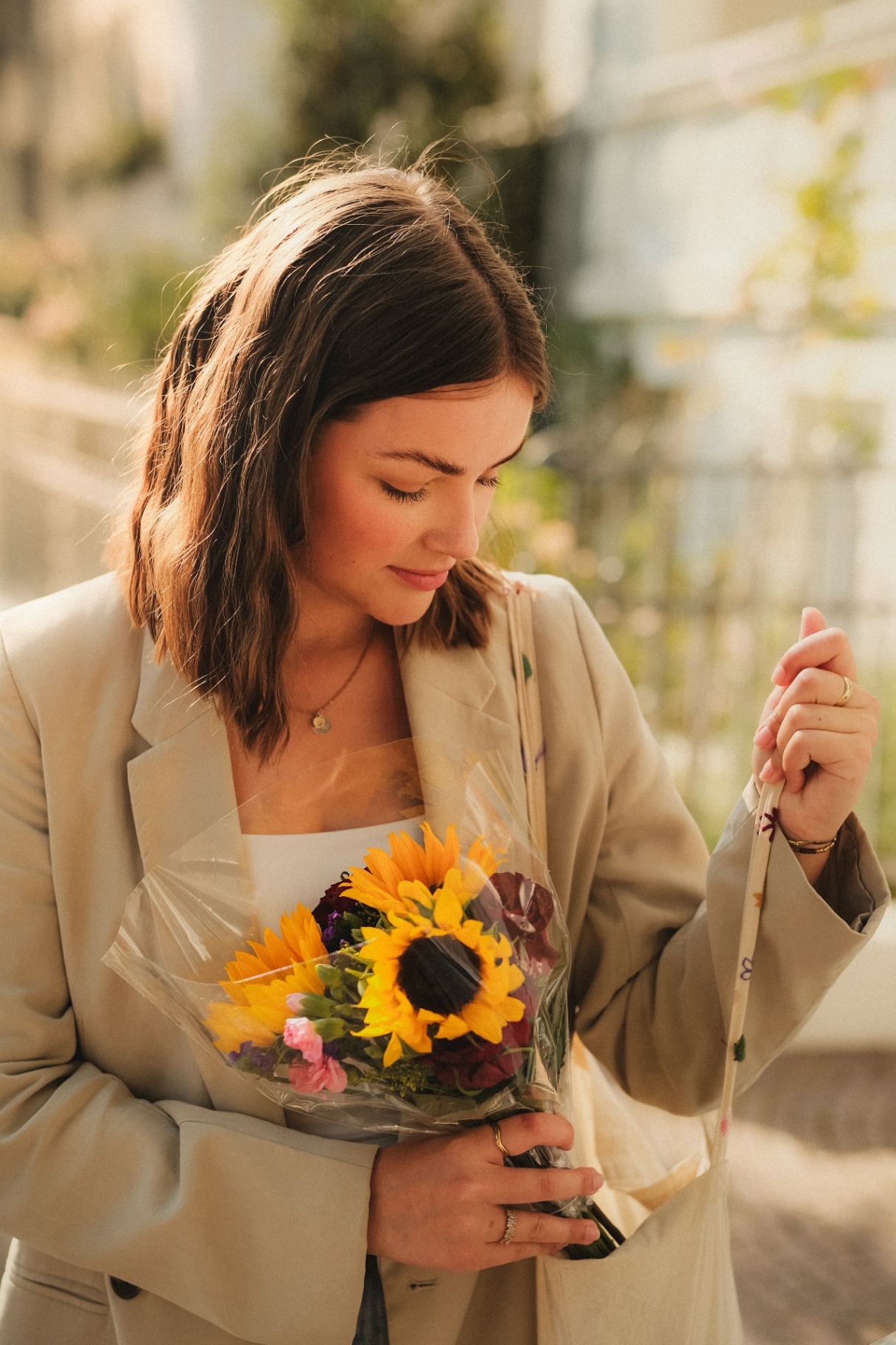 Frau mit Blumenstrauß und Stofftasche