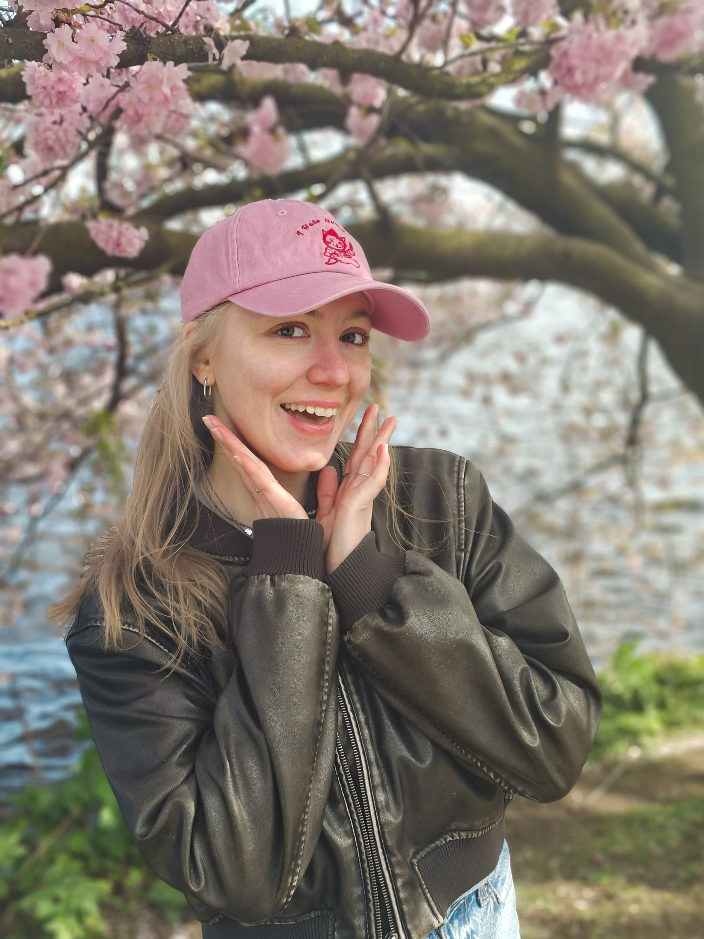 Prisca „Prissi“ Lauterbach, Fotografin aus Hamburg, unter Kirschblüten
